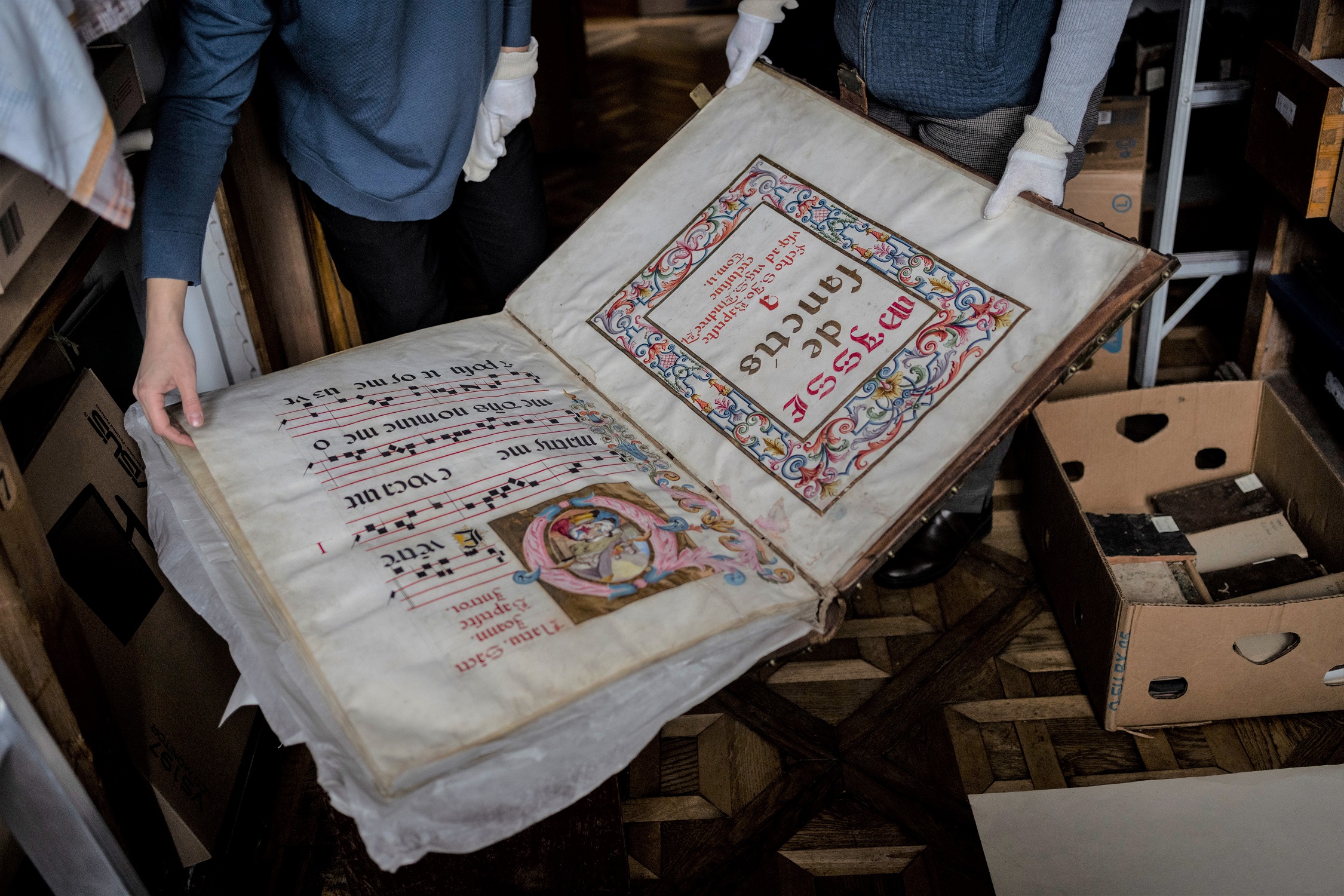  Storing of rare manuscripts and old books in boxes, Andrey Sheptytsky National Museum, Lviv. Foto: picture alliance/ASSOCIATED PRESS/Bernat Armangue