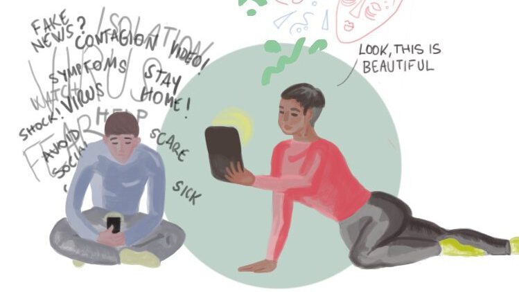 Zwei Personen in bequemer Kleidung, eine sitzt und schaut auf ihr Handy, die andere liegt und betrachtet ein Tablet. Um sie herum sind Wörter wie 'Fake News', 'Symptome', 'Stay Home' und 'Scare' in einer kreativen Anordnung.