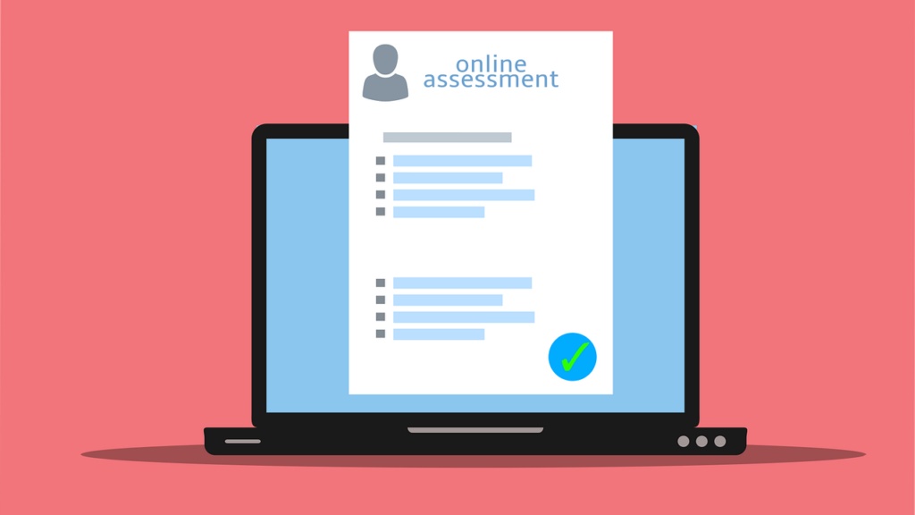 Grafik eines Laptops mit einem Dokument, das "online assessment" zeigt, und einem Häkchen-Symbol.