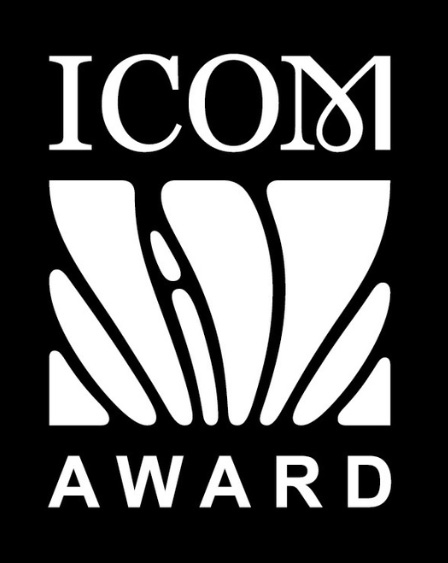 Logo des ICOM Awards, bestehend aus dem Schriftzug "ICOM" und "AWARD" in weiß auf schwarzem Hintergrund, mit stilisierten, geschwungenen Formen.