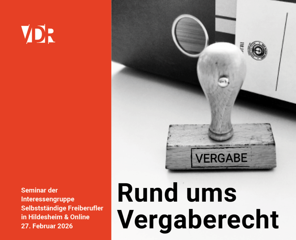 Holzstempel mit Aufschrift 'VERGABE' neben einem Briefumschlag, links roter Bereich mit weißem VDR-Logo und Text zu einem Seminar am 27. Februar 2026.