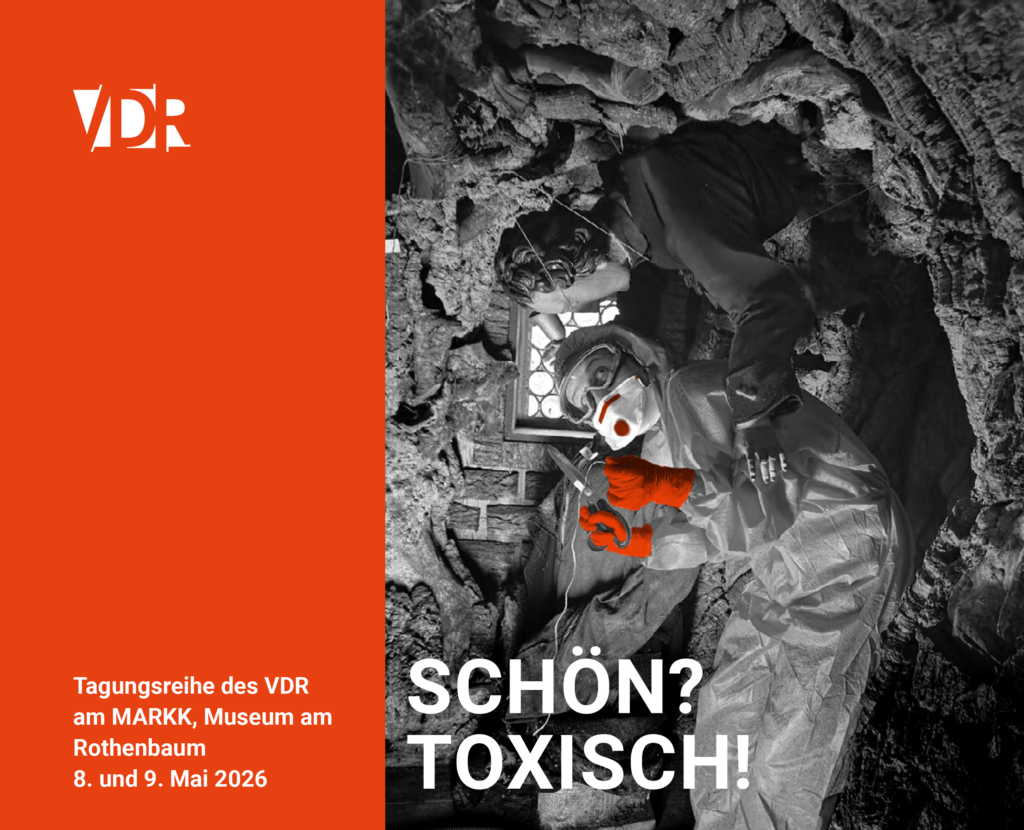 Eremitorium (1712), Regensburg. Grottenarchitektur aus Korkeiche. Eine Studentin stützt im Rahmen der Sicherungsmaßnahmen den Hl. Romanus. Summerschool in der Diözese, Regensburg 2023. © TH Köln, CICS – Cologne Institute of Conservation Sciences.