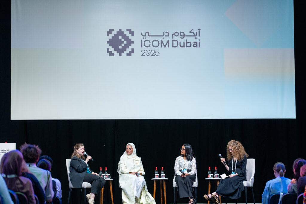 Vier Frauen auf einer Bühne, um Hintergrund steht auf einer Leinwand "ICOM Dubai 2025"